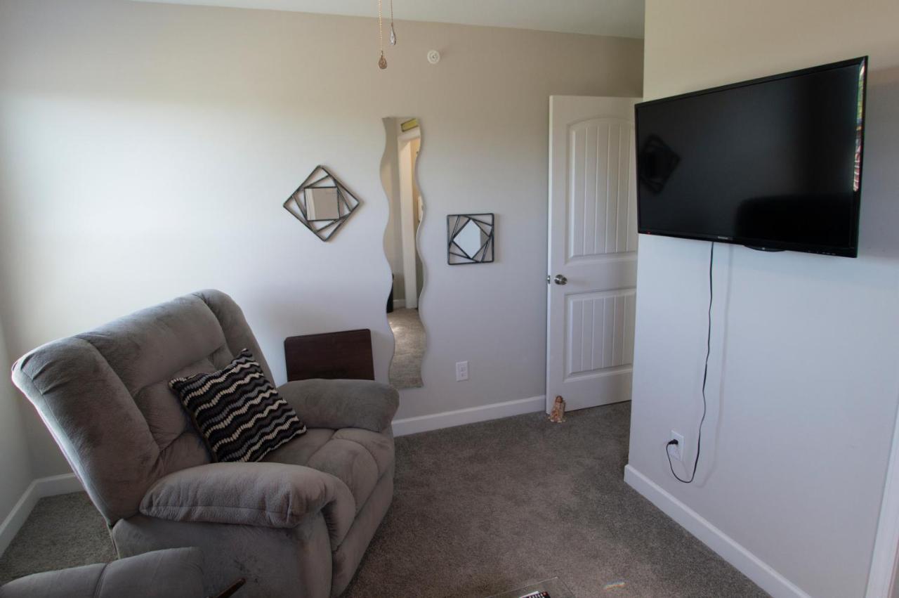 Great Guest With Private Entry & Deck! Only 25 Mins To Nashville! Pets Welcome With Pet Fee * Ashland City