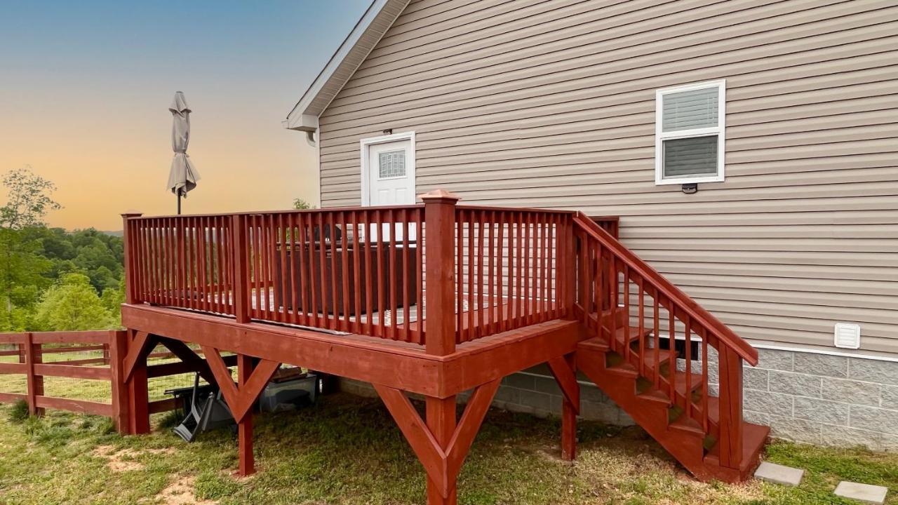 Great Guest With Private Entry & Deck! Only 25 Mins To Nashville! Pets Welcome With Pet Fee